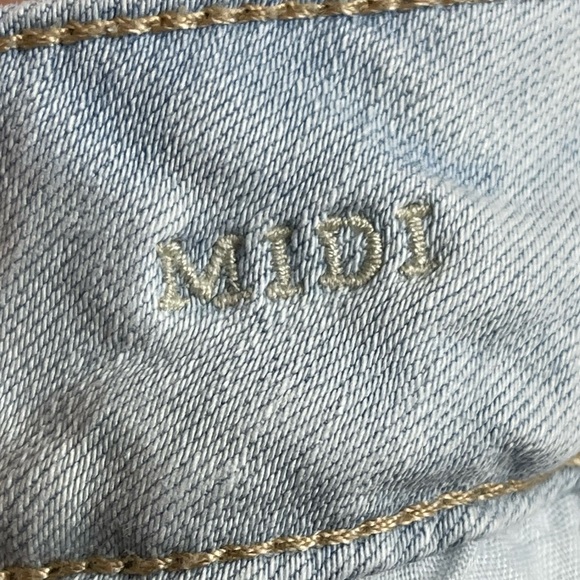 American Eagle Outfitters size 2 midi light wash destroyed shorts - Picture 4 of 8